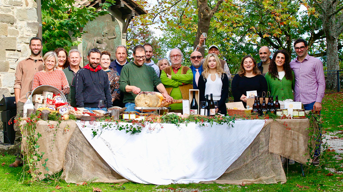 Al Castello di Caprese con Raspelli, agricoltori di Caprese e il nostro prosciutto di Cinta (foto Katy Rossi)